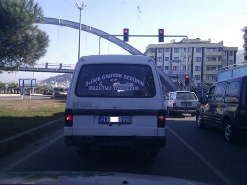 Araçlarına yazdıklarıyla fenomen oldular!