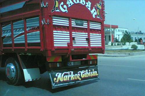 Araçlarına yazdıklarıyla fenomen oldular!