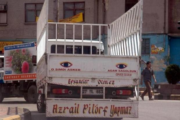 Araçlarına yazdıklarıyla fenomen oldular!