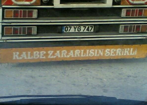 Araçlarına yazdıklarıyla fenomen oldular!