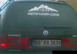 Araçlarına yazdıklarıyla fenomen oldular!