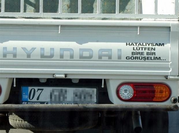 Araçlarına yazdıklarıyla fenomen oldular!