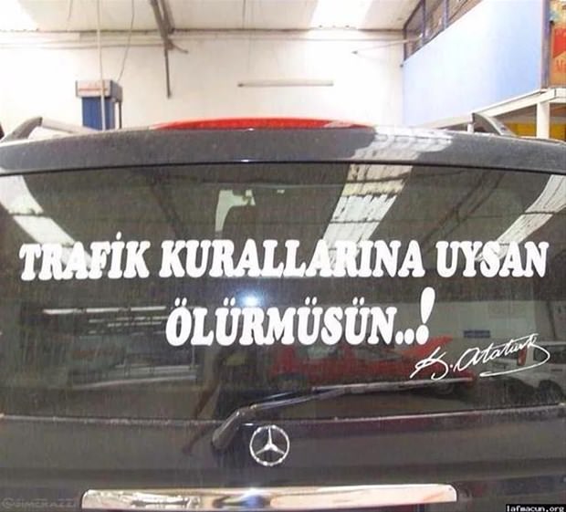 Araçlarına yazdıklarıyla fenomen oldular!