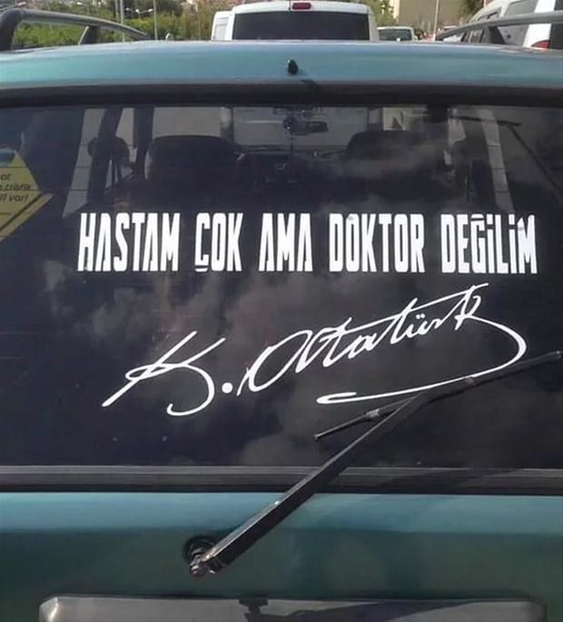 Araçlarına yazdıklarıyla fenomen oldular!