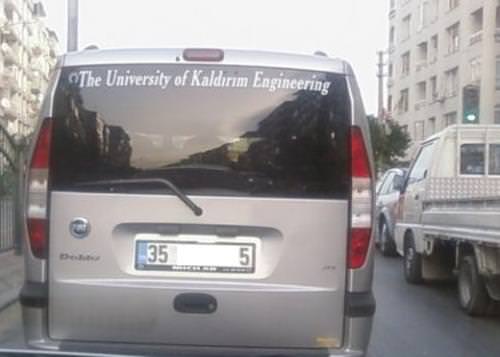 Araçlarına yazdıklarıyla fenomen oldular!