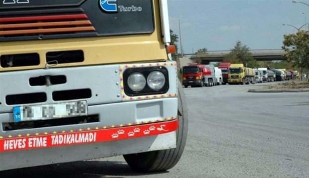Araçlarına yazdıklarıyla fenomen oldular!