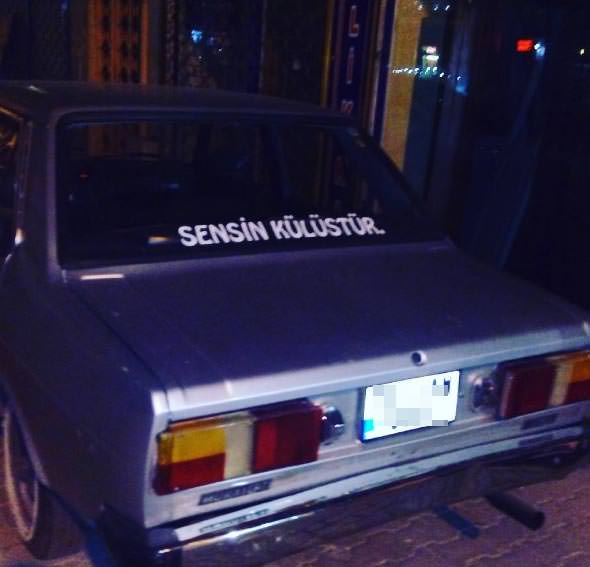 Araçlarına yazdıklarıyla fenomen oldular!