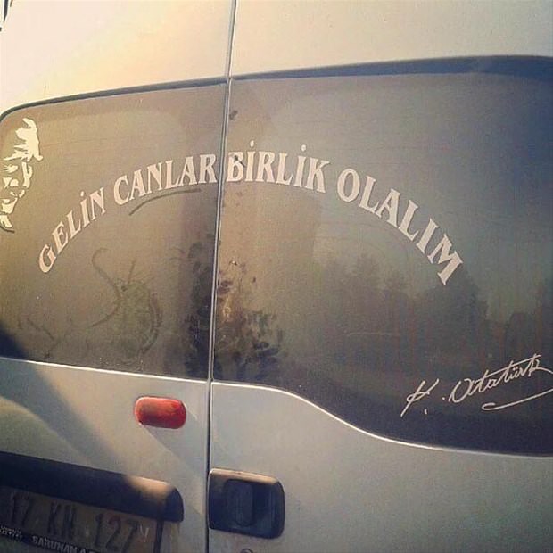 Araçlarına yazdıklarıyla fenomen oldular!