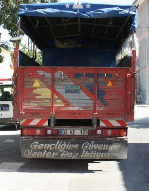 Araçlarına yazdıklarıyla fenomen oldular!