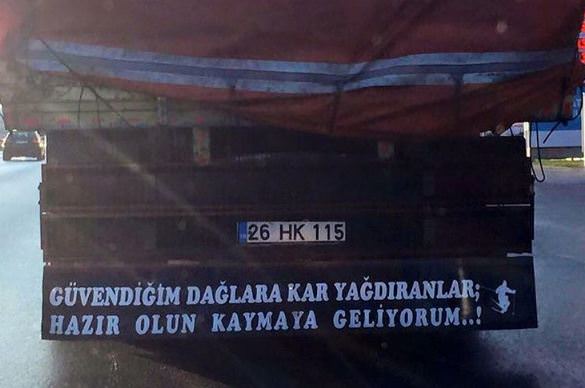 Araçlarına yazdıklarıyla fenomen oldular!