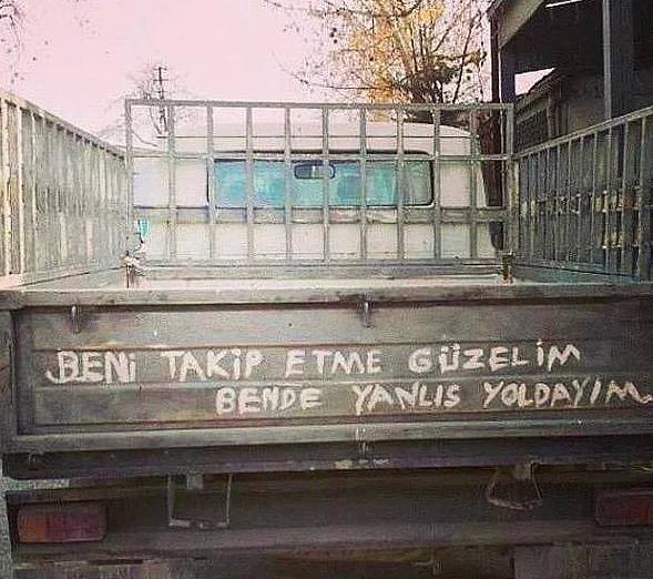 Araçlarına yazdıklarıyla fenomen oldular!