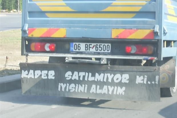 Araçlarına yazdıklarıyla fenomen oldular!