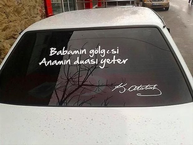 Araçlarına yazdıklarıyla fenomen oldular!