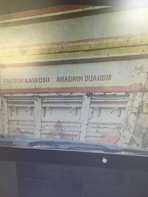Araçlarına yazdıklarıyla fenomen oldular!