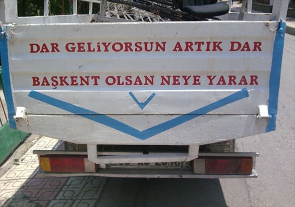 Araçlarına yazdıklarıyla fenomen oldular!