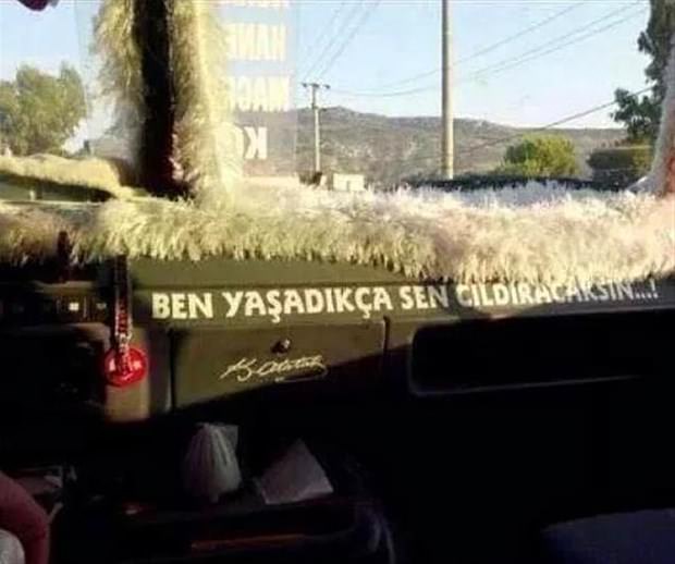 Araçlarına yazdıklarıyla fenomen oldular!
