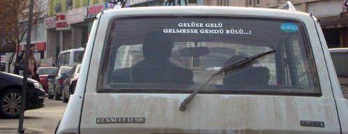Araçlarına yazdıklarıyla fenomen oldular!