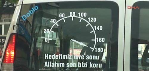Araçlarına yazdıklarıyla fenomen oldular!
