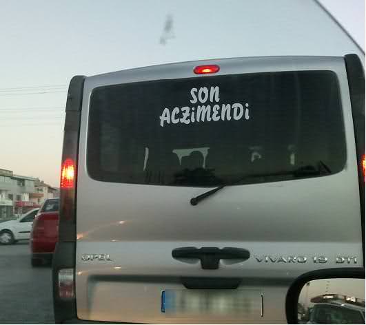 Araçlarına yazdıklarıyla fenomen oldular!