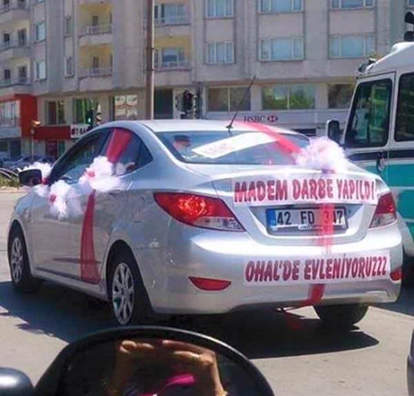 Araçlarına yazdıklarıyla fenomen oldular!