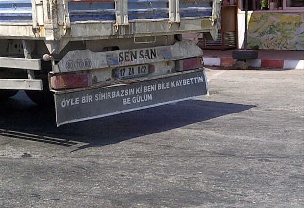 Araçlarına yazdıklarıyla fenomen oldular!