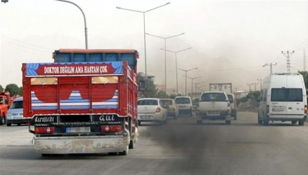Araçlarına yazdıklarıyla fenomen oldular!