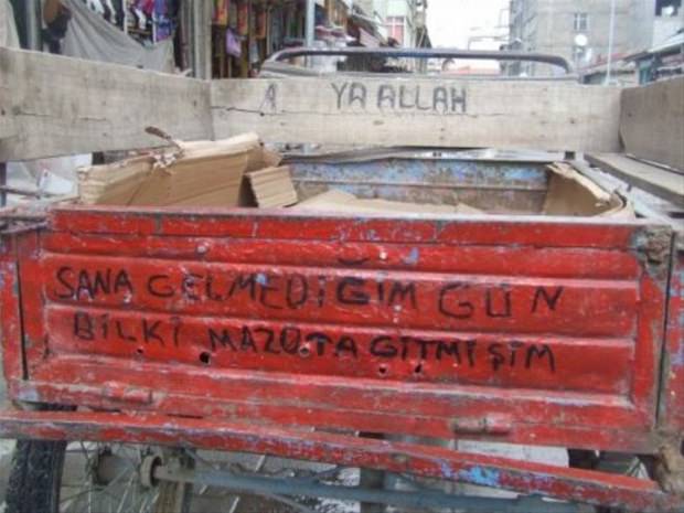 Araçlarına yazdıklarıyla fenomen oldular!