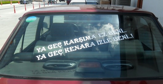Araçlarına yazdıklarıyla fenomen oldular!