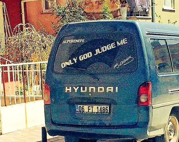 Araçlarına yazdıklarıyla fenomen oldular!