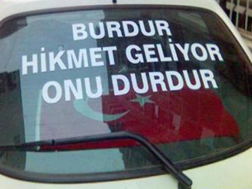 Araçlarına yazdıklarıyla fenomen oldular!