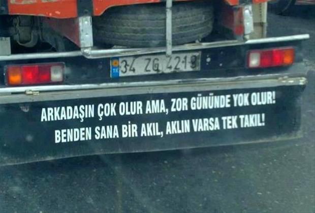 Araçlarına yazdıklarıyla fenomen oldular!