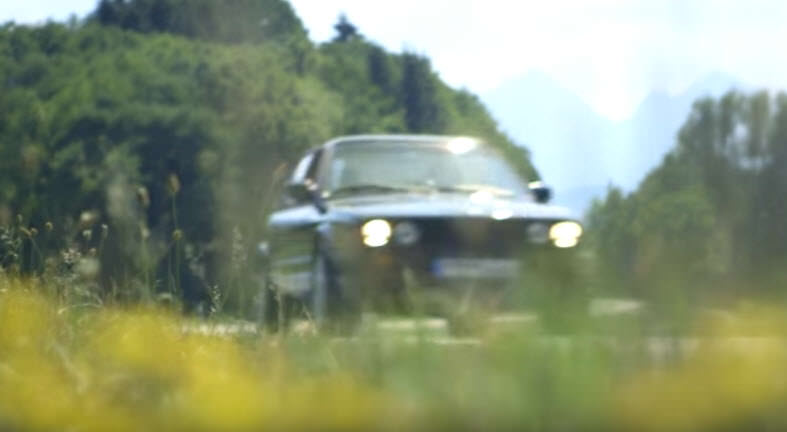 1986 model BMW’sini doğduğu yere götürdü