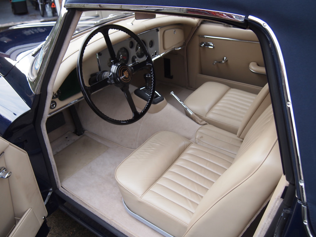 1960 model Jaguar XK150 Drophead Coupe satışta
