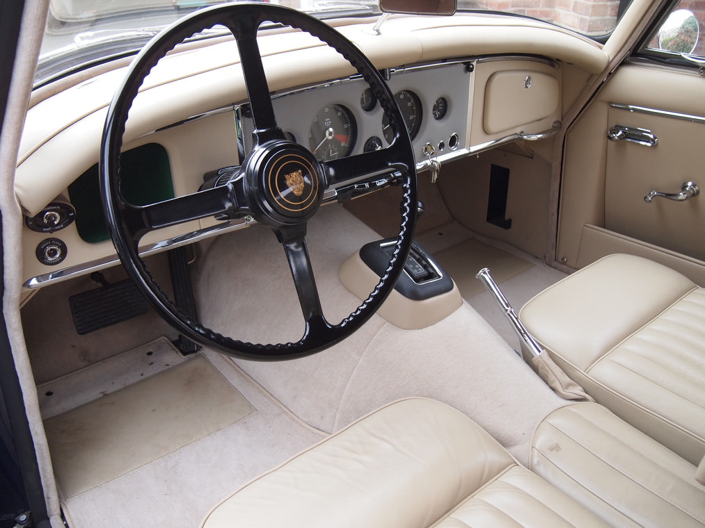 1960 model Jaguar XK150 Drophead Coupe satışta