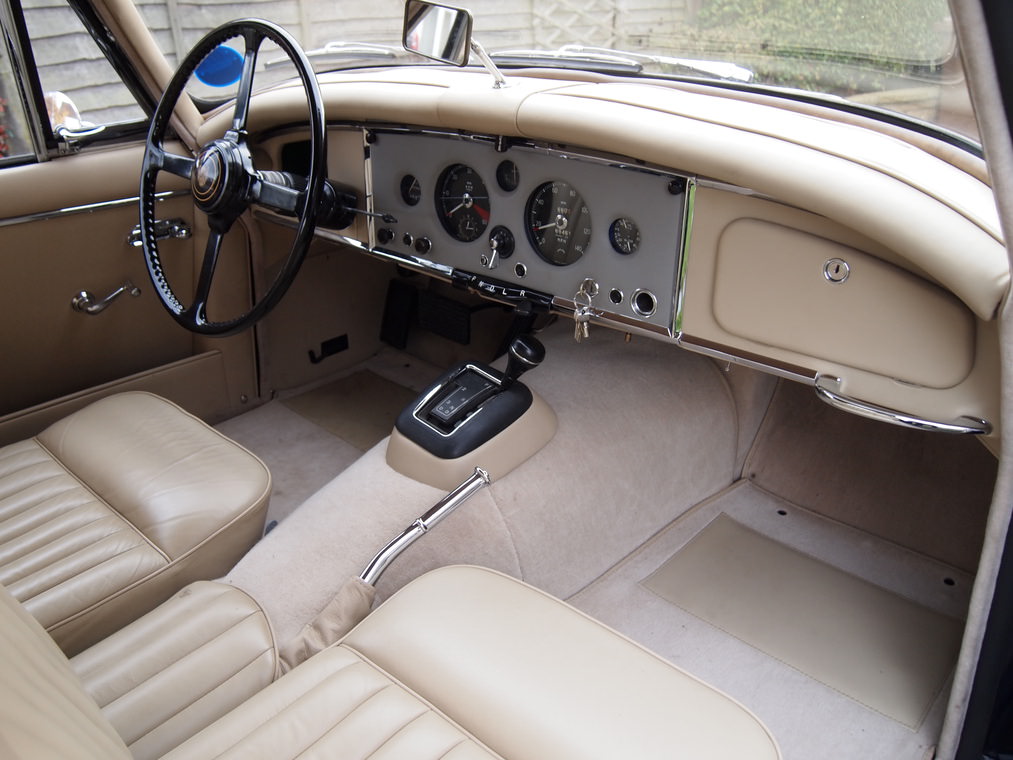 1960 model Jaguar XK150 Drophead Coupe satışta