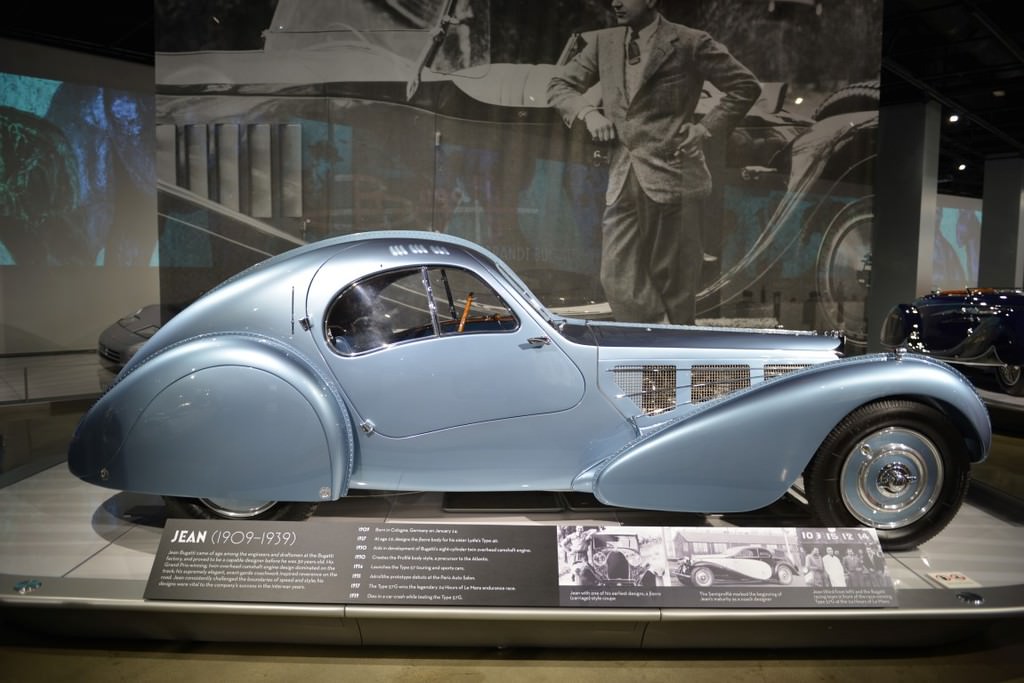 Bugatti otomobil sergisi Los Angeles'ta açıldı