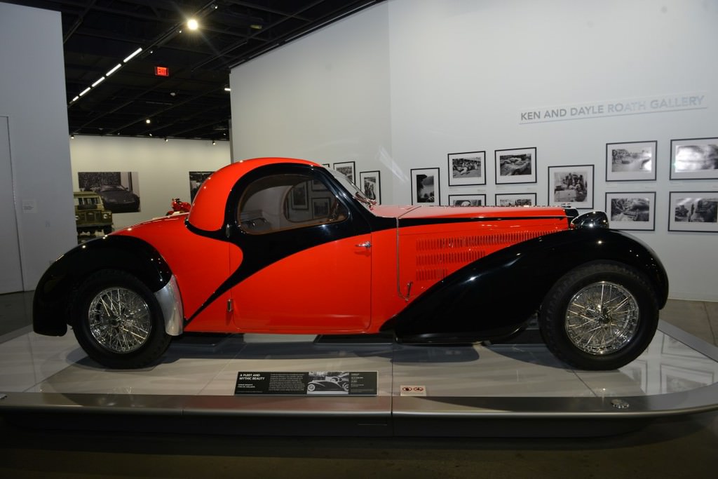 Bugatti otomobil sergisi Los Angeles'ta açıldı