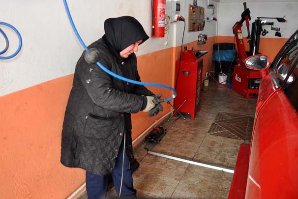 33 yaşındaki kadın oto lastik tamirhanesi açtı!