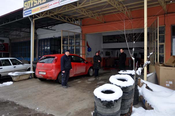 33 yaşındaki kadın oto lastik tamirhanesi açtı!