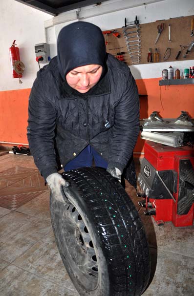 33 yaşındaki kadın oto lastik tamirhanesi açtı!
