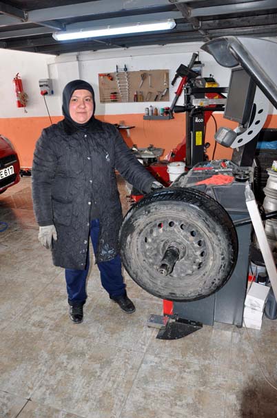 33 yaşındaki kadın oto lastik tamirhanesi açtı!