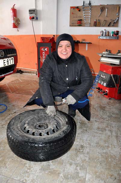 33 yaşındaki kadın oto lastik tamirhanesi açtı!