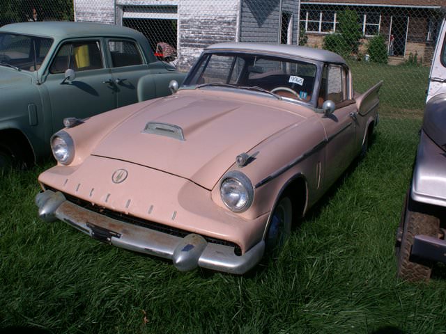 700 araçlık dev koleksiyon çürümeye bırakıldı