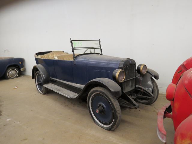 700 araçlık dev koleksiyon çürümeye bırakıldı