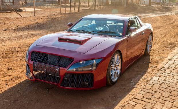 Afrikalı mühendis hayalindeki otomobili evinin garajında yaptı