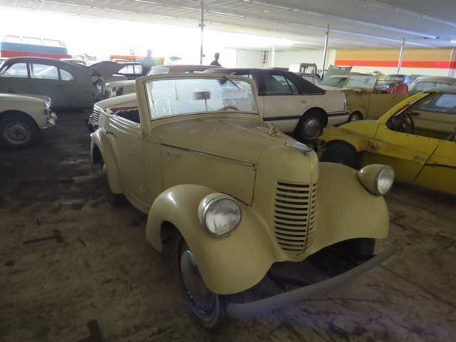 700 araçlık dev koleksiyon çürümeye bırakıldı