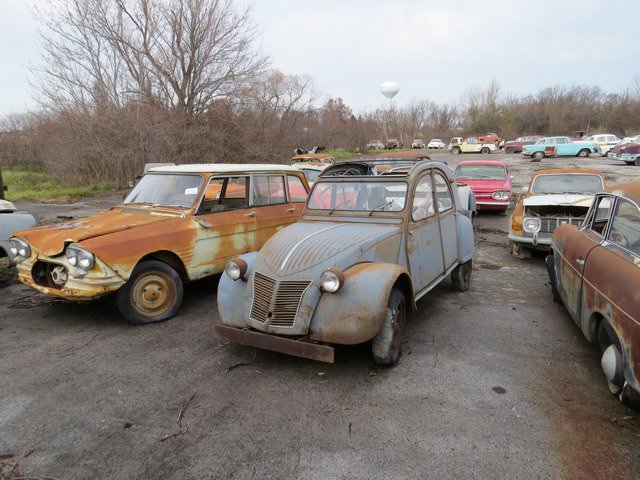 700 araçlık dev koleksiyon çürümeye bırakıldı