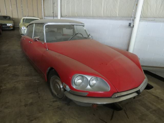 700 araçlık dev koleksiyon çürümeye bırakıldı