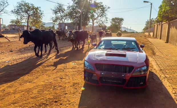 Afrikalı mühendis hayalindeki otomobili evinin garajında yaptı