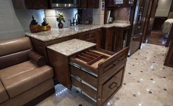 Görenleri hayrete düşüren karavanlar